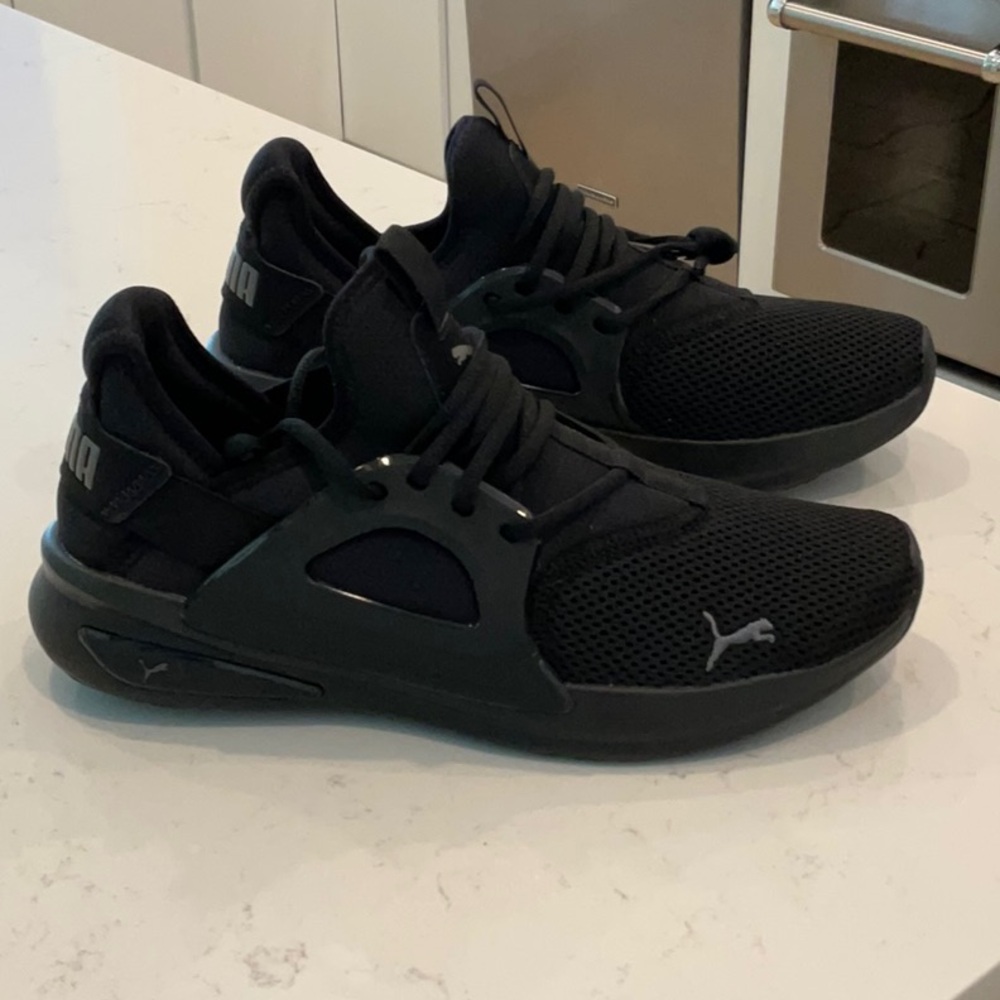 Men’s Puma black sneakers NEW